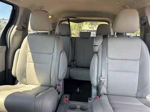 Used 2017 Toyota Sienna XLE w/ XLE Navigation Package FWD image 12