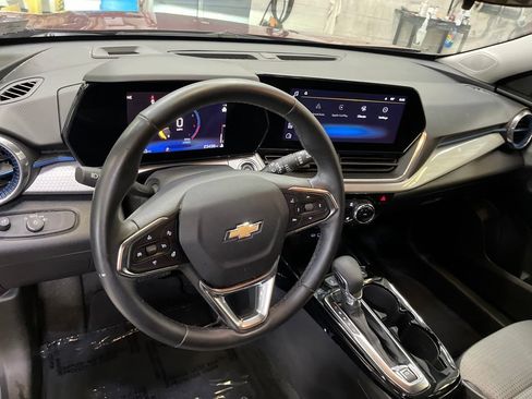 Used 2025 Chevrolet Trax LT w/ LT Convenience Package FWD image 15