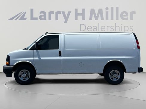 Used 2017 Chevrolet Express 2500 RWD image 2