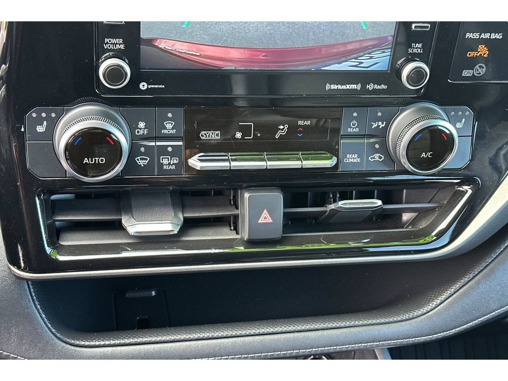 Used 2022 Toyota Highlander XLE FWD image 24