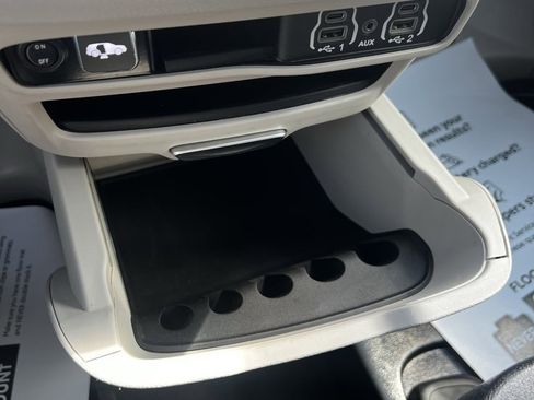 Used 2022 Chrysler Voyager LX image 18