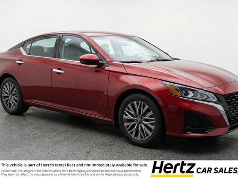 Used 2025 Nissan Altima 2.5 SV image 1