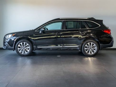Used 2018 Subaru Outback 3.6R Touring image 2