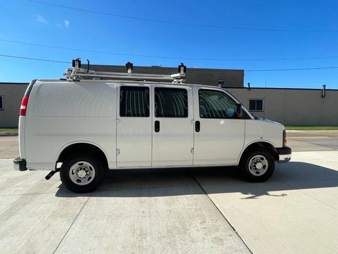 Used 2015 Chevrolet Express 2500 image 5