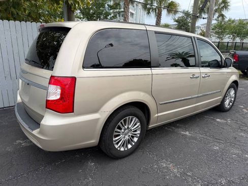 Used 2015 Chrysler Town & Country Touring-L w/ Driver Convenience Group FWD image 4