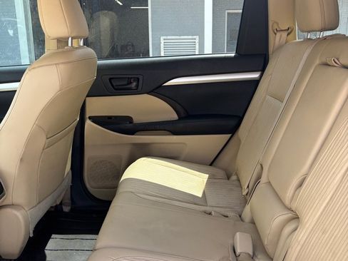 Used 2015 Toyota Highlander Plus FWD image 11