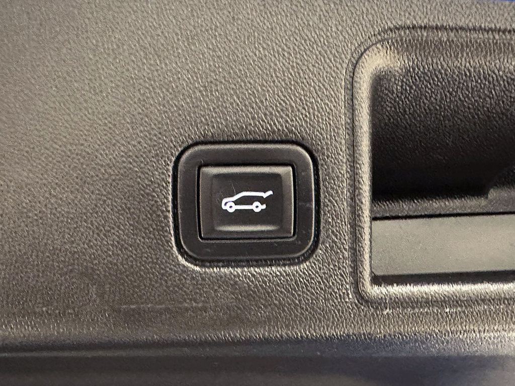 Used 2024 GMC Terrain SLT AWD/4WD image 13
