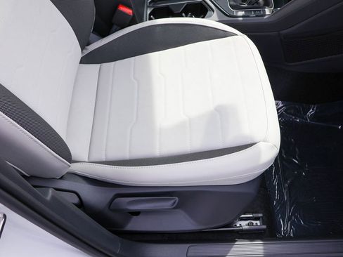 New 2025 Volkswagen Taos SE image 43