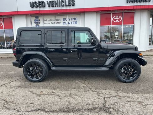 Used 2022 Jeep Wrangler Unlimited Sahara image 7