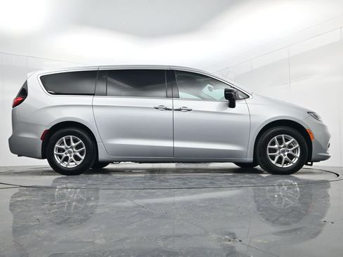 Used 2024 Chrysler Pacifica Touring-L image 45