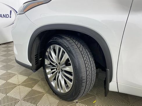 Certified 2024 Toyota Highlander Platinum AWD/4WD image 26