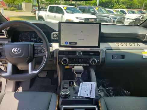 Used 2025 Toyota Tacoma Trailhunter AWD/4WD image 21