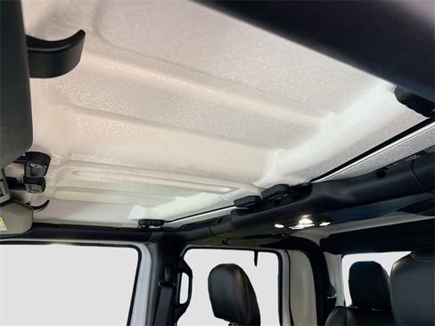 Used 2022 Jeep Gladiator Rubicon w/ Cold Weather Group image 24