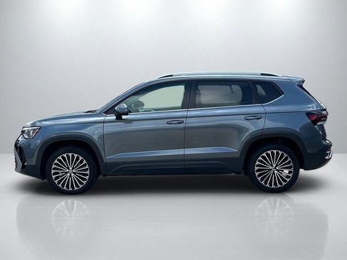Used 2025 Volkswagen Taos SE FWD image 8