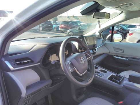 Used 2021 Toyota Sienna LE FWD image 6