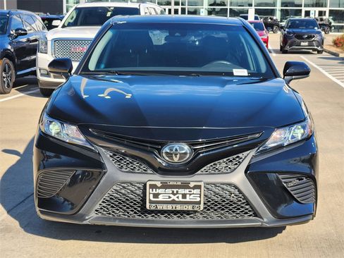 Used 2019 Toyota Camry SE image 2