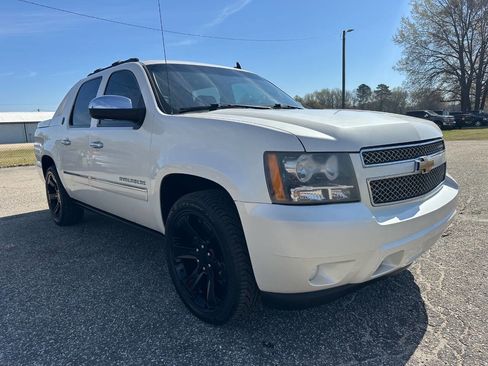 Used 2013 Chevrolet Avalanche LTZ RWD image 12