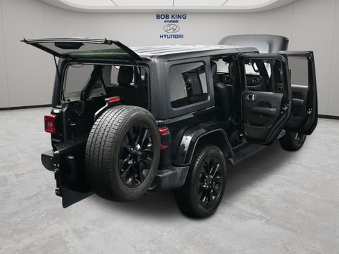 Used 2021 Jeep Wrangler Unlimited Sahara w/ Cold Weather Group image 17