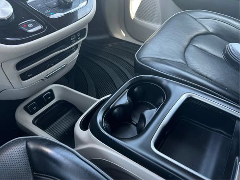 Used 2018 Chrysler Pacifica Limited w/ Advanced Safetytec Group FWD image 21