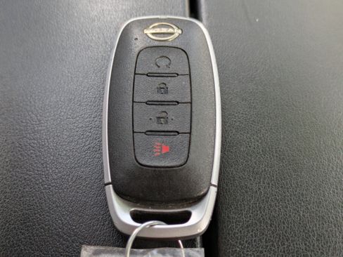 Used 2023 Nissan Rogue SV image 31