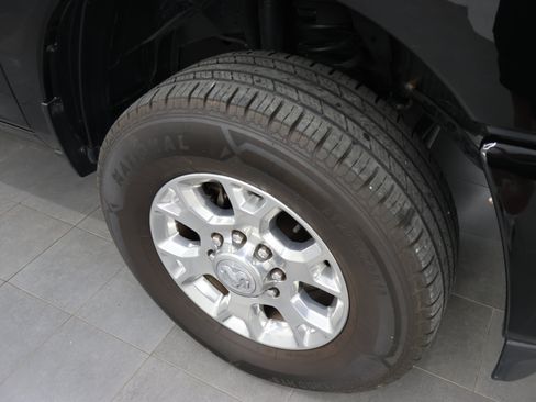 Used 2024 RAM 2500 Laramie AWD/4WD image 3
