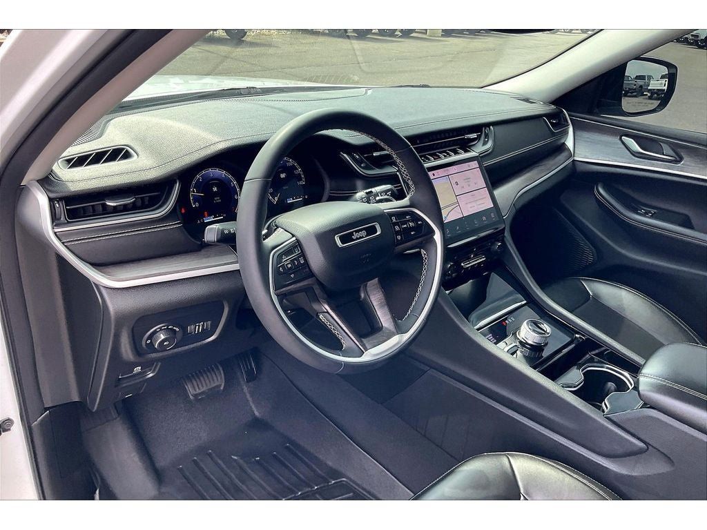 Used 2023 Jeep Grand Cherokee L Limited AWD/4WD image 16