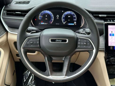 Used 2023 Jeep Grand Cherokee Limited w/ Luxury Tech Group II image 12