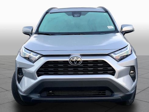 Used 2025 Toyota RAV4 XLE w/ Convenience Package FWD image 4