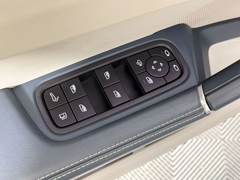 Certified 2022 Porsche Cayenne E-Hybrid Coupe AWD/4WD image 13