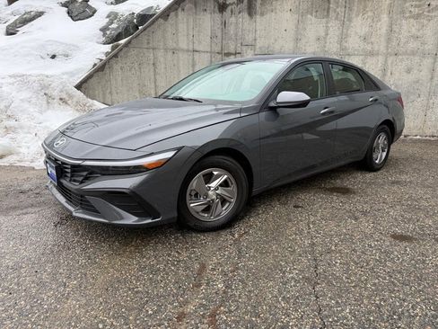 Used 2025 Hyundai Elantra SE image 1