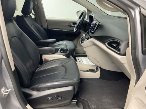 Used 2020 Chrysler Pacifica Touring-L w/ Premium Audio Group FWD image 23