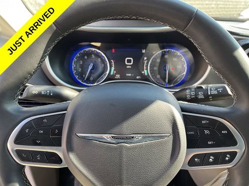 Used 2024 Chrysler Pacifica Touring-L image 12