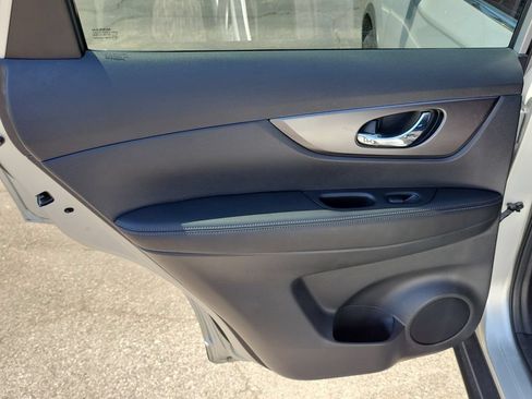 Used 2015 Nissan Rogue SV FWD image 9