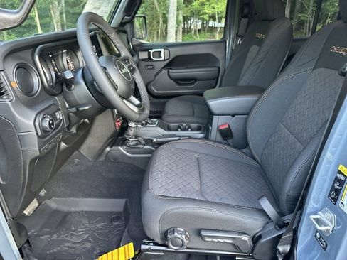 New 2025 Jeep Gladiator Mojave w/ Steel Bumper Group image 9