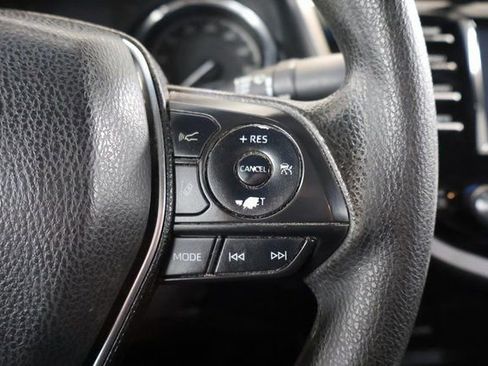 Used 2018 Toyota Camry XLE image 19