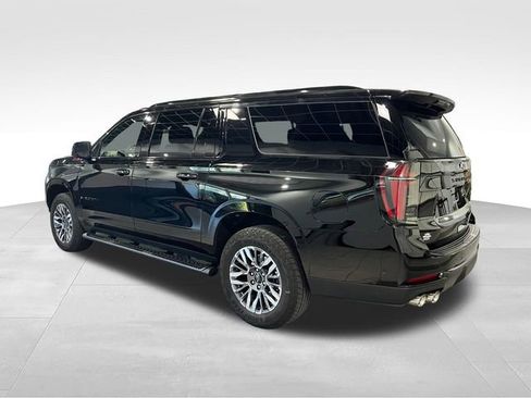 Used 2025 Chevrolet Suburban Z71 AWD/4WD image 5