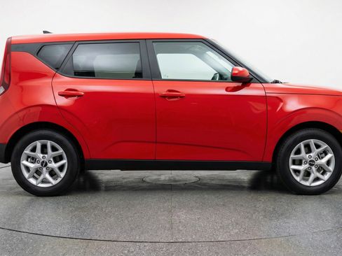 Used 2025 Kia Soul LX w/ LX Technology Package FWD image 11