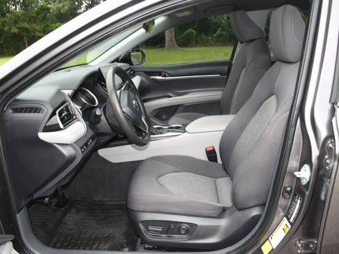 Used 2023 Toyota Camry LE image 7