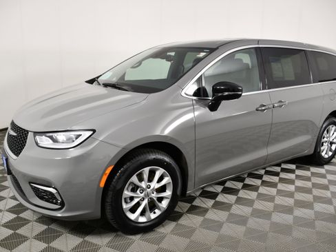 Used 2025 Chrysler Pacifica Select AWD/4WD image 10