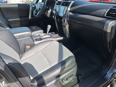 Used 2022 Toyota 4Runner SR5 Premium w/ Moonroof Package RWD image 33