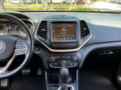 Used 2017 Jeep Cherokee Latitude w/ Comfort/Convenience Group FWD image 9
