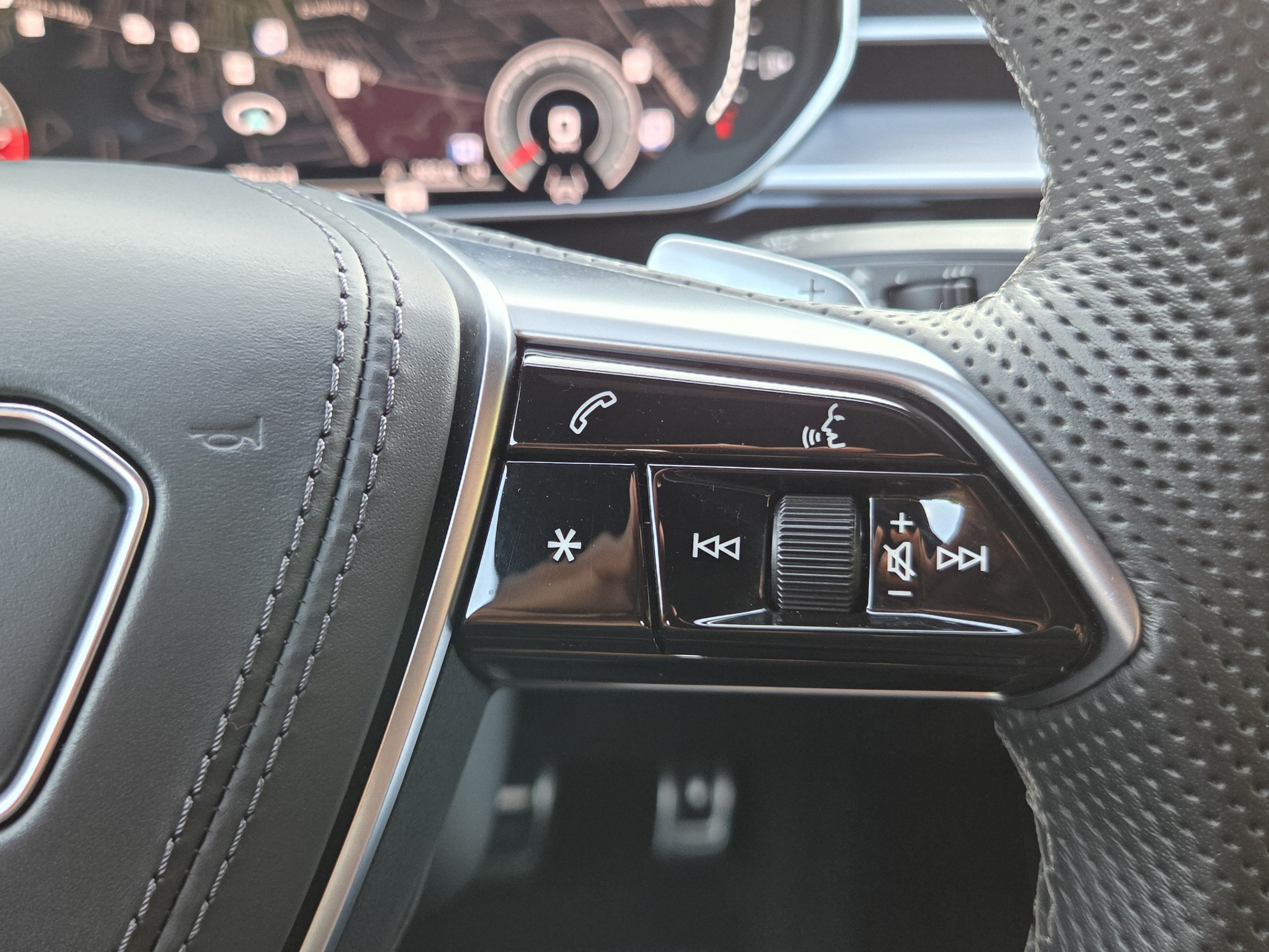 Used 2024 Audi S8 AWD/4WD image 30