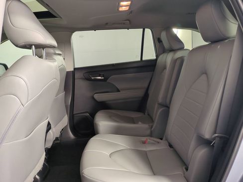 Used 2023 Toyota Highlander XLE FWD image 17