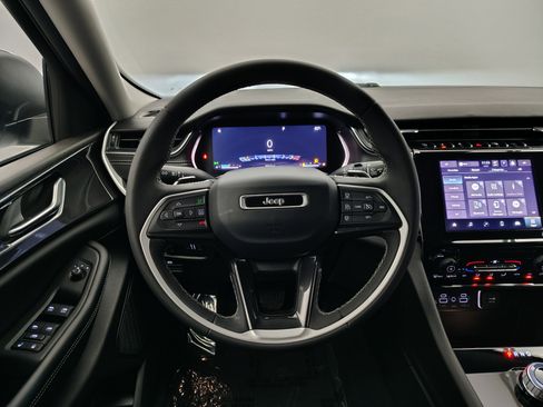 Used 2023 Jeep Grand Cherokee Laredo AWD/4WD image 35