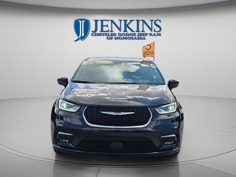 Certified 2024 Chrysler Pacifica Touring-L image 12