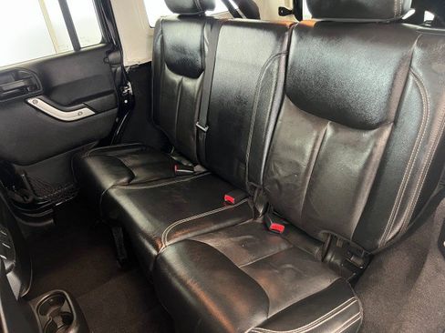 Used 2015 Jeep Wrangler Unlimited Rubicon AWD/4WD image 28