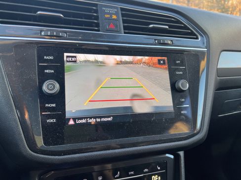 Used 2023 Volkswagen Tiguan SE w/ Panoramic Sunroof Package image 22