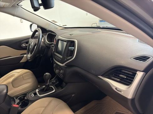 Used 2018 Jeep Cherokee Limited w/ Luxury Group AWD/4WD image 32