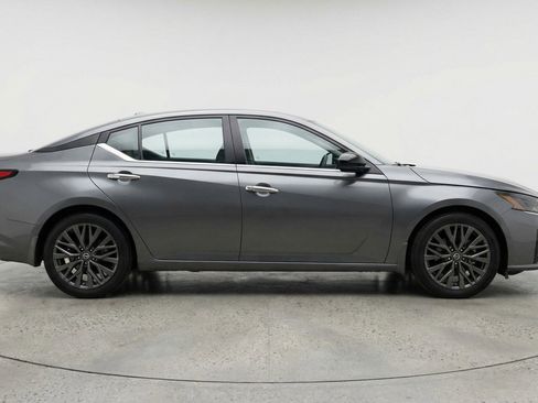 Used 2025 Nissan Altima 2.5 SV FWD image 11