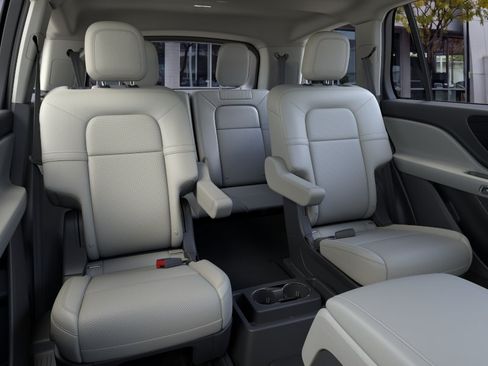 Used 2026 Lincoln Aviator AWD image 11